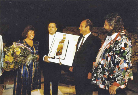 jose carreras(E) receives a painting from svetnik