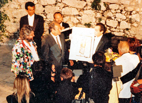 jose carreras(E) receives a painting from svetnik